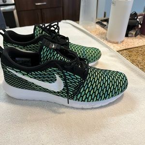 Men’s Nike Roshe one flynit SE green size 11, lightly worn